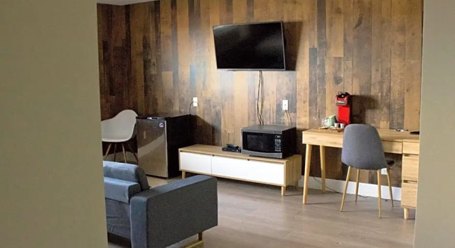 Camrose Le Chateau Hotel, Rezervovat Hotel Camrose Central Alberta