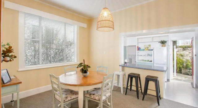 Views on Colenso - Napier Holiday Home