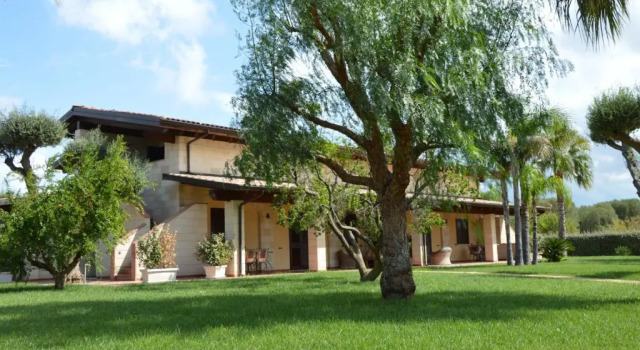 Borgo dei Normanni, Book Hotel Hotels in Murgia with Parking, Parking