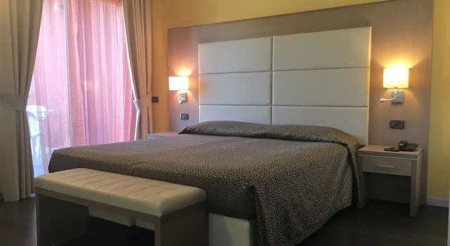 Трёхместный семейный номер Standard с балконом Hotel Villa Rosa