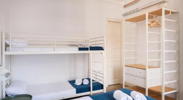 Апартаменты Sunny and Modernist apartment for groups in center