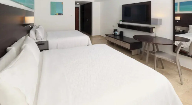 Четырёхместный номер Standard с балконом Holiday Inn Resort Mazatlan by IHG
