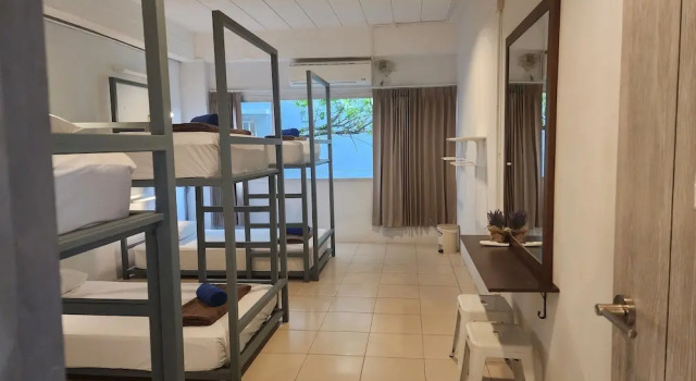 Кровать в общем номере с 6 комнатами iRest Ao Nang Hostel