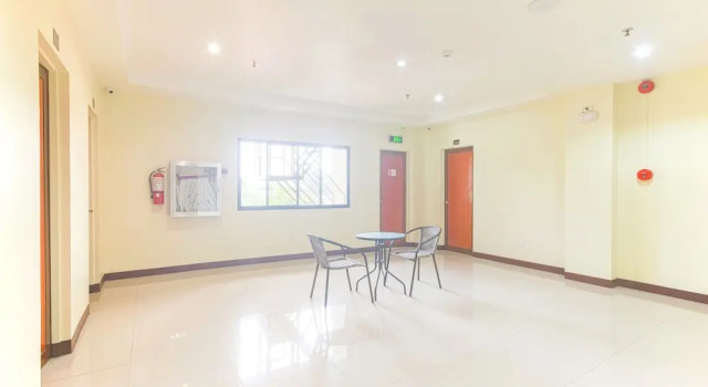 OYO 817 Vista Apartelle, Забронировать Отель Макати 