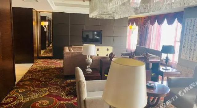 Люкс Deluxe Days Hotel & Suites by Wyndham Hengan Chongqing