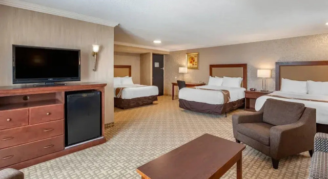 Люкс Quality Inn & Conference Centre