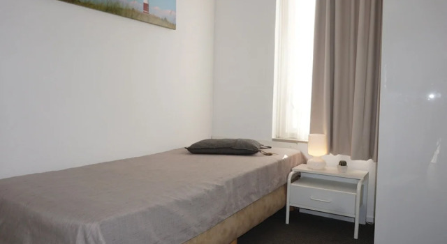 Detached bungalow for 5 people with a beautiful view of the marina, Book Hotel Kamperland 