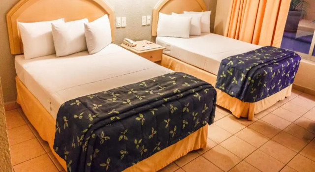 Camera quadrupla Standard Plaza Inn Express