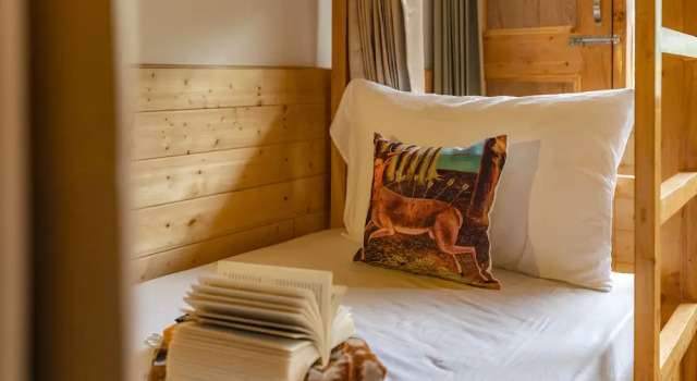 Кровать в общем номере The Social Stays Manali