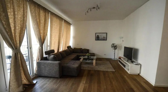 2 · High-Quality in the heart of Stuttgart 2, Забронировать Отель Отели Штутгарта с парковкой, рядом с Церковь Стифтскирхе, Парковка