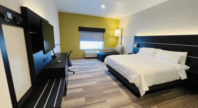 Люкс c 1 комнатой Holiday Inn Express & Suites Salinas