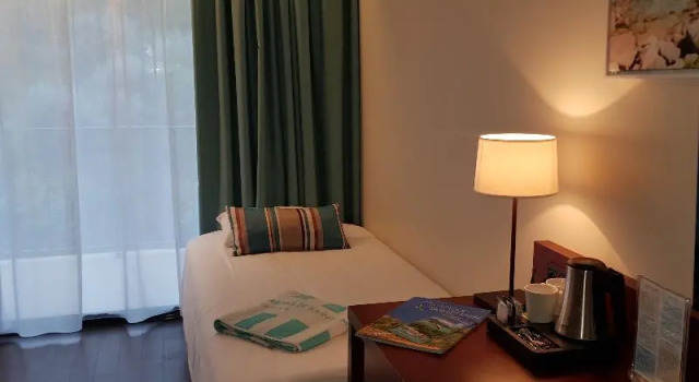 Трёхместный клубный номер Standard с балконом и с видом на окрестности Hôtel Les Jardins De Sainte-Maxime