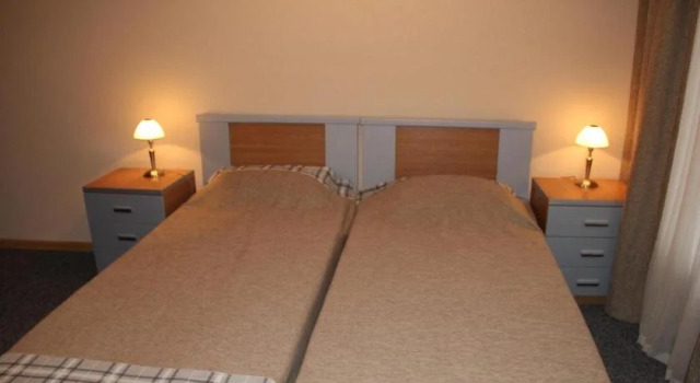 Guest House Tien Shan, Book Pension Hoteller i Privokzalʼnoye med parkering, Parkering