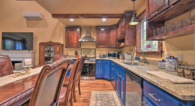 Коттедж Tudor-style Broken Bow Cottage w/ Hot Tub & Decks!
