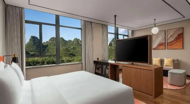 Двухместный люкс Deluxe Hilton Garden Inn Xingyi Wanfenglin