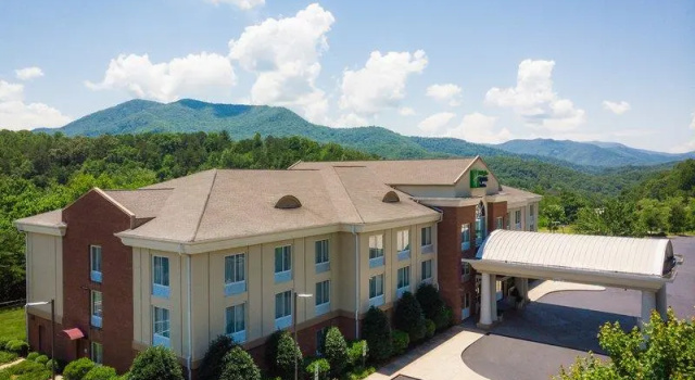 Одноместный люкс c 1 комнатой Holiday Inn Express & Suites Sylva - Western Carolina Area by IHG