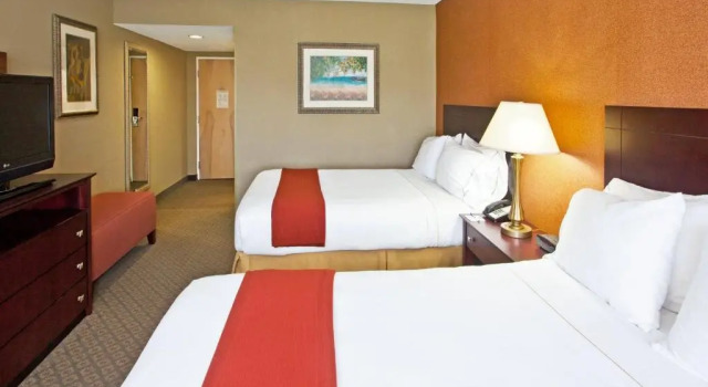 Четырёхместный номер Standard с видом на бассейн Holiday Inn Express Hotel Clearwater East - ICOT Center by IHG