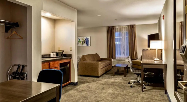 Люкс SureStay Plus Hotel by Best Western SeaTac Airport