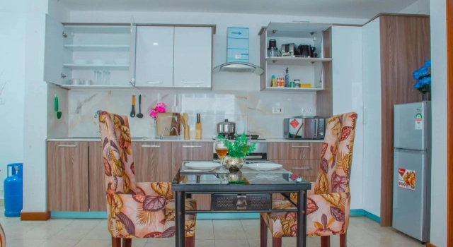 LUXE, ELEGANT 1BR IN KILIMANI STRONG WIFI With pool, Забронировать Отель Найроби Найроби Каунти, рядом с Shifteye Gallery
