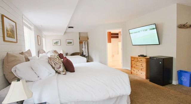 Четырёхместный номер Standard с видом на сад The Inn at the Ninth Hole Bed & Breakfast