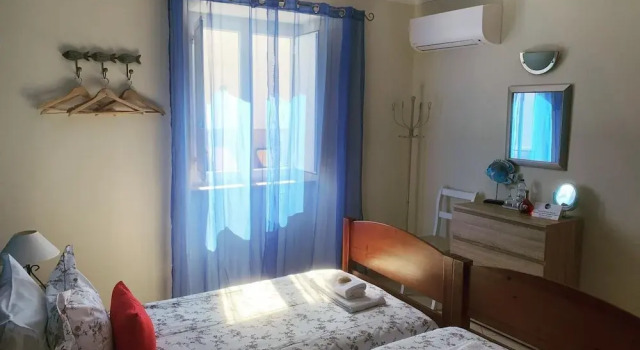 Komfortní Dvoulůžkový s manželskou postelí pokoj a výhledem do dvora Blue Moon Hostel