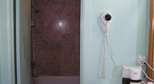 Четырёхместный номер Standard American Inn Motel