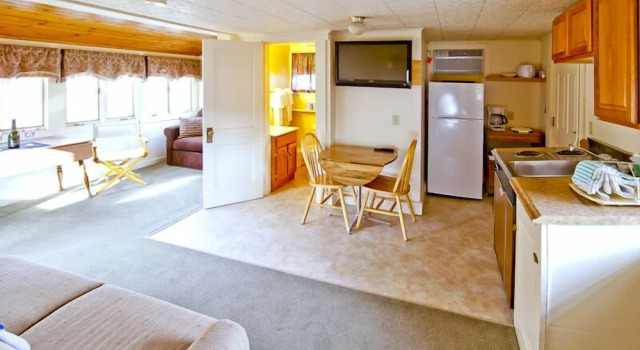 Номер Standard с балконом Eclectic Studio Cabin w/ Kitchenette, Free WiFi, Riverfront Location & More