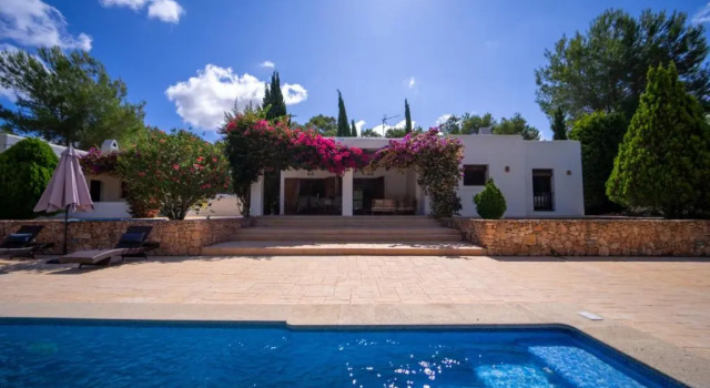 Villa Tegui is a luxury villa close to San Rafael and 10 min drive to Ibiza Town and San Antonio, Book Villa Sant Antoni de Portmany 