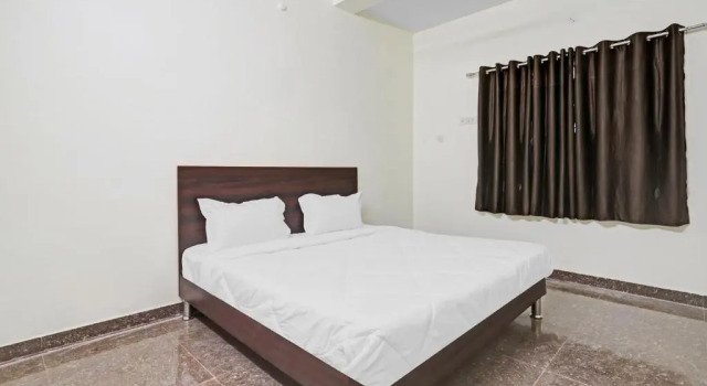 OYO 86300 Hotel B a b, Забронировать Отель Отели штата Махараштры 3 звезды, 3*