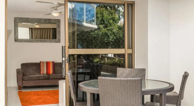 Апартаменты Economy с 2 комнатами Bayview Beachfront Apartments, in town right on the beach