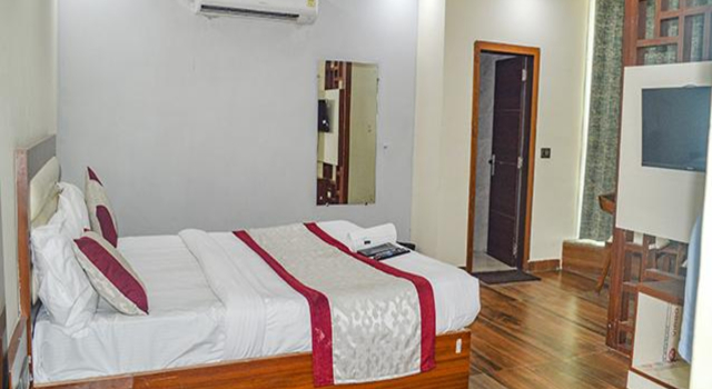 Номер Premium FabHotel The Golf Inn - Nr Botanical Garden Metro