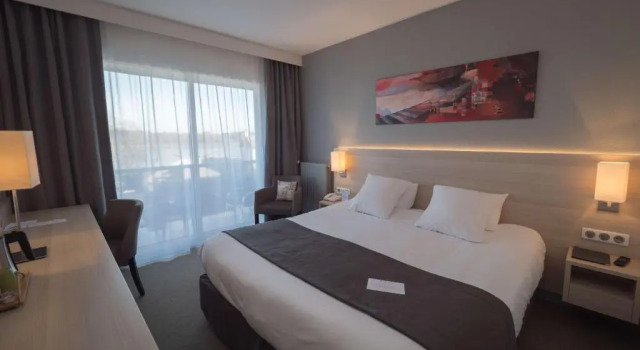 Двухместный номер Comfort с балконом и с частичным видом на море Best Western Plus Le Roof Vannes Bord de Mer
