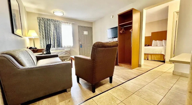 Четырёхместный люкс Days Inn & Suites by Wyndham Arlington Near Six Flags