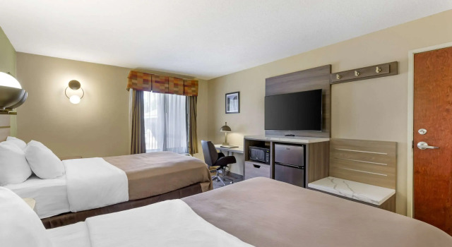 Четырёхместный номер Standard Quality Inn Raleigh Downtown