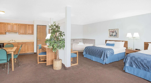 Четырёхместный номер Standard Ramada by Wyndham Hancock Waterfront