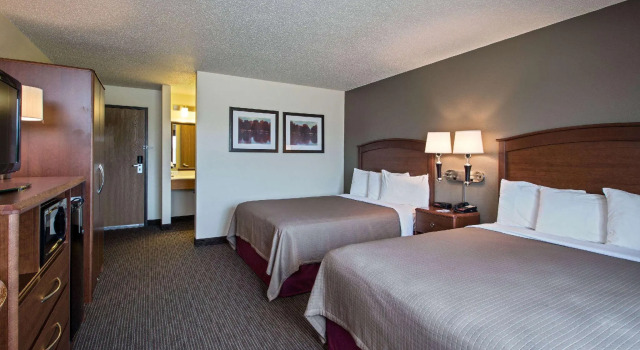 Четырёхместный номер Standard AmericInn by Wyndham Grundy Center