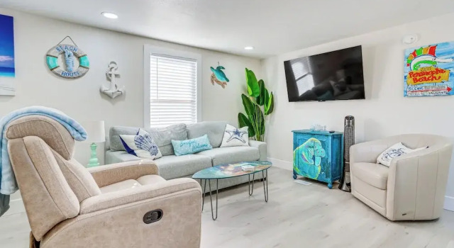 Коттедж Gulf Breeze Home w/ Deck: Walk to Public Boat Ramp