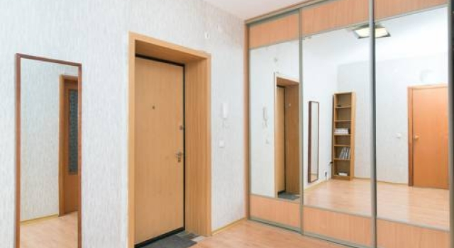 Apartment On 8 Marta, Забронировать Апартаменты/квартира Отели Городского округа Екатеринбурга - Северный управленческий округ с парковкой, Парковка