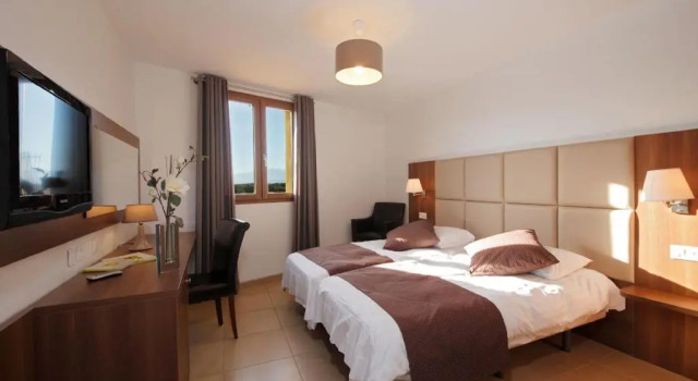 Четырёхместный номер Standard Logis Hotel Restaurant Le Cara Sol