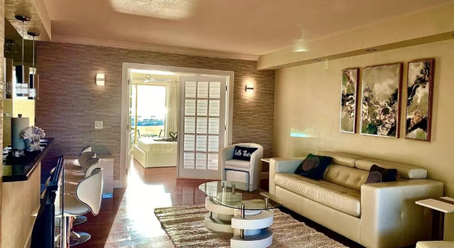 Deluxe waterfront one bedroom apartment with pool and free parking 5 mins drive to Miami Beach