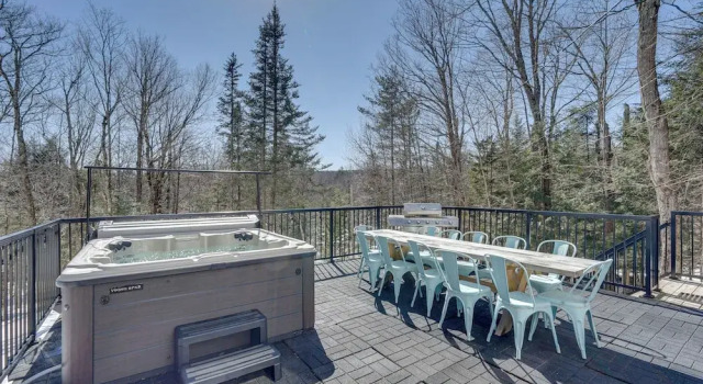 Wilmington Chalet w/ Hot Tub < 8 Mi to Mount Snow!, Buchen Sie Chalet  
