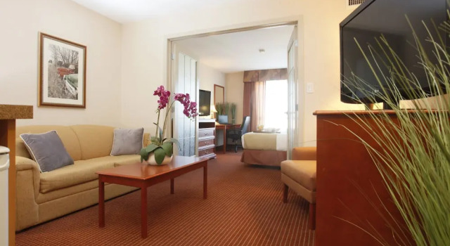 Люкс Deluxe Stonebridge Hotel Dawson Creek