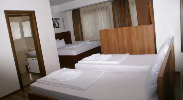Четырёхместный номер Standard с балконом и с видом на город Hotel Centrum Prizren