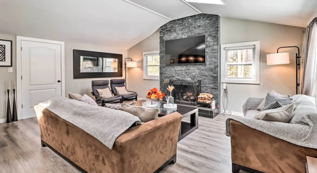 Hot Tub & Fire Pit: Modern Pocono Mountain Home, Book Feriehus Sommerhuse i Pennsylvania, Hytte