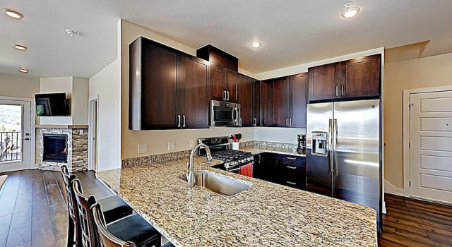 New Listing! Beautiful New Mountain-view 3 Bedroom Condo, Rezerwuj Dom wakacyjny Hotele w Dillon z parkingiem, Parking