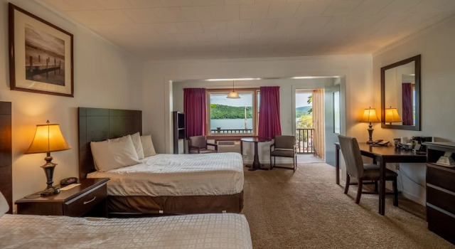 Четырёхместный номер Standard с балконом и с видом на озеро Lake N Pines Motel