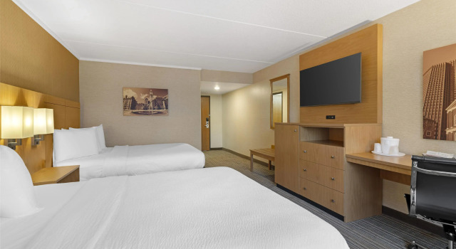 Четырёхместный номер Deluxe Best Western Royal Plaza Hotel and Trade Center