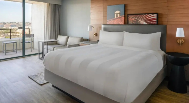 Номер Standard с балконом и с видом на бассейн San Diego Marriott Mission Valley