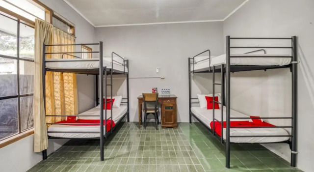 Кровать в общем номере RedDoorz Hostel near Adisucipto Airport Yogyakarta