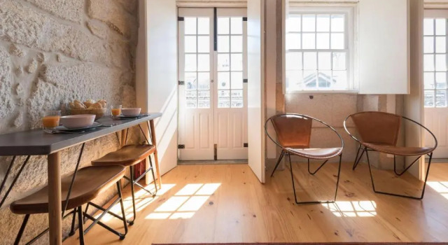 Lovelystay - Dirk Apartment - Almada 4º F, Забронировать Апартаменты/квартира Cedofeita / Santo Ildefonso / Se / Miragaia / Sao Nicolau e Vitoria Порту, рядом с Lapa Metro Station